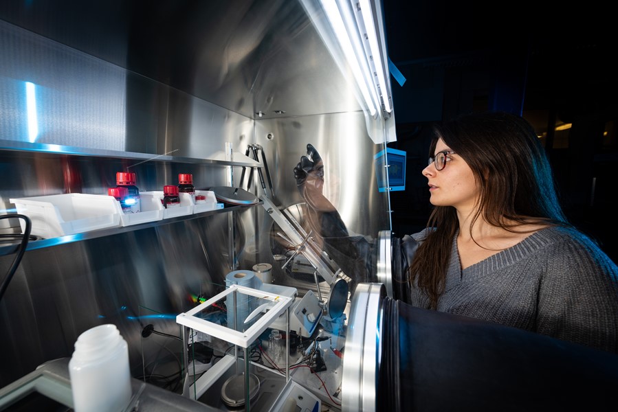 Paloma Rodriguez Santana working with a Glovebox